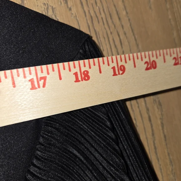 Elegant Black Blazer with Pleated Sleeves - Picture 4 of 7